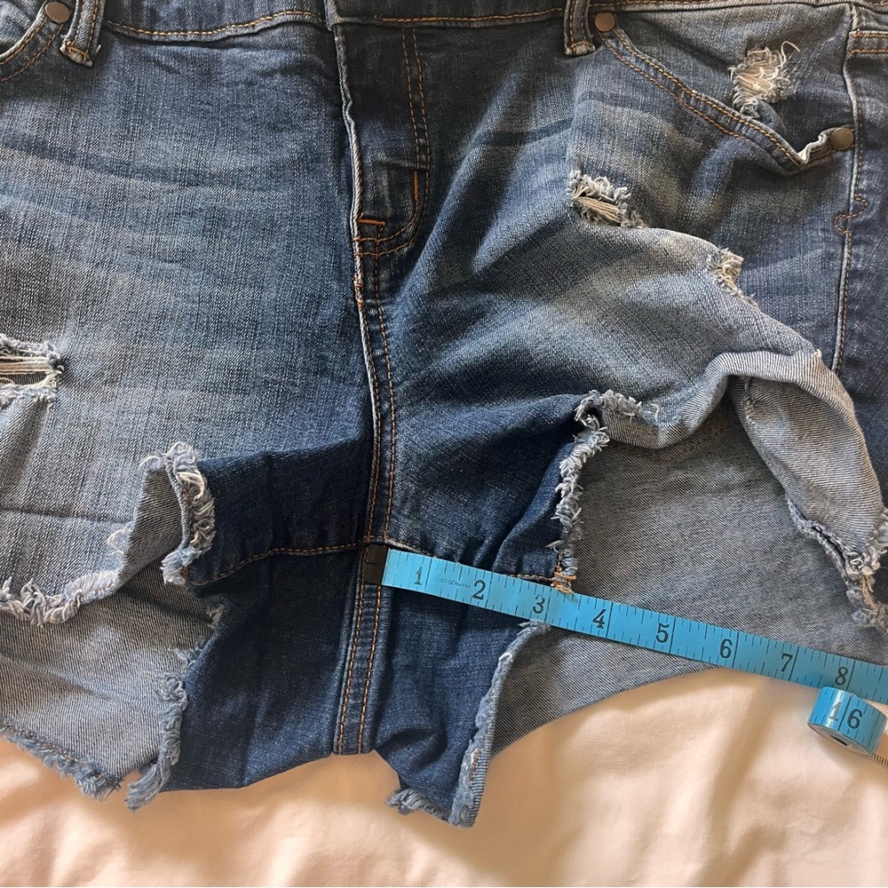 Torrid Medium Wash Distressed Blue Denim Shorts - 18 - Picture 8 of 12
